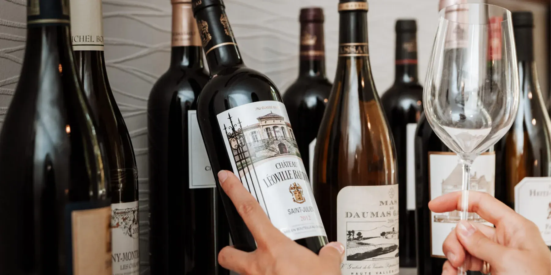 Bouteille de vin et verre de vin en vue d'une dégustation vin