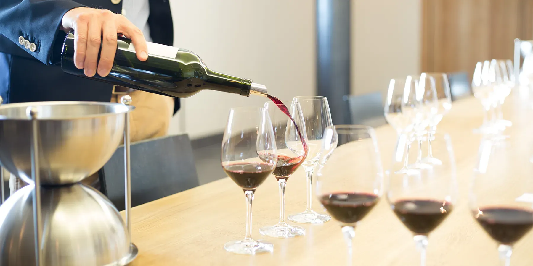 Degustazione di un vino rosso di Bordeaux