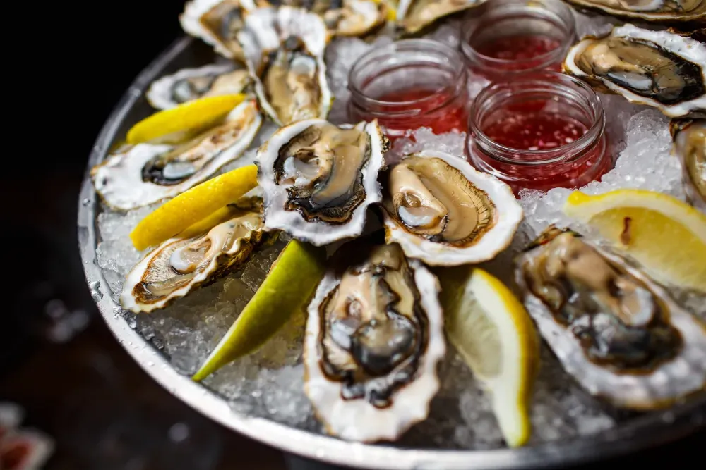 Dans la gastronomie, un mariage mystérieux lie vin et fruits de mer. Une quête sensorielle où océan et vignoble se rejoignent.