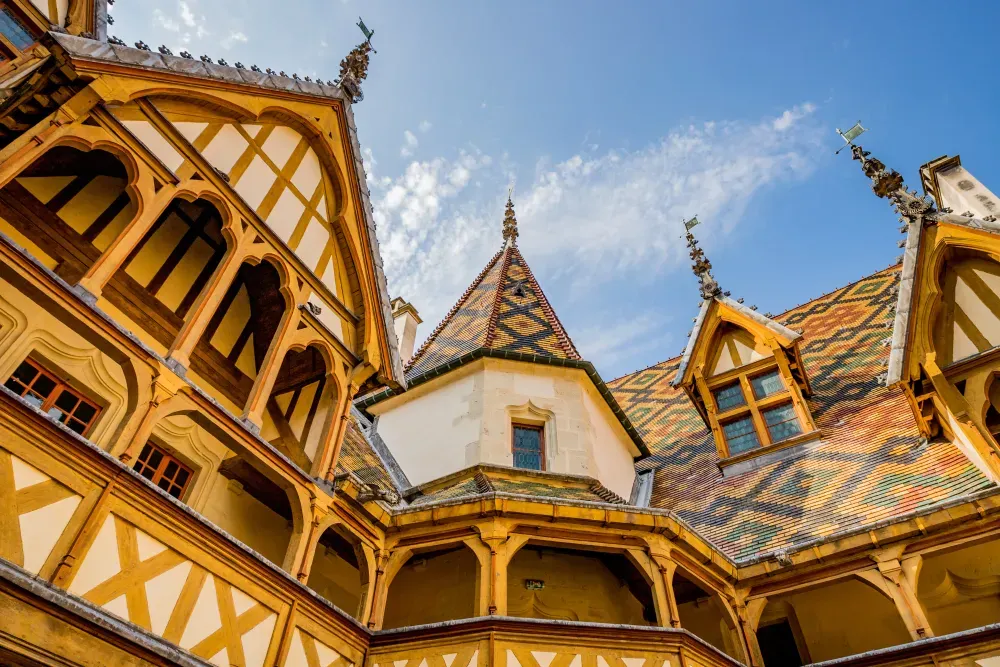 La 163ème vente des vins des Hospices de Beaune, organisée par Sotheby's, a marqué l'histoire, devenant la deuxième meilleure vente de l'institution.