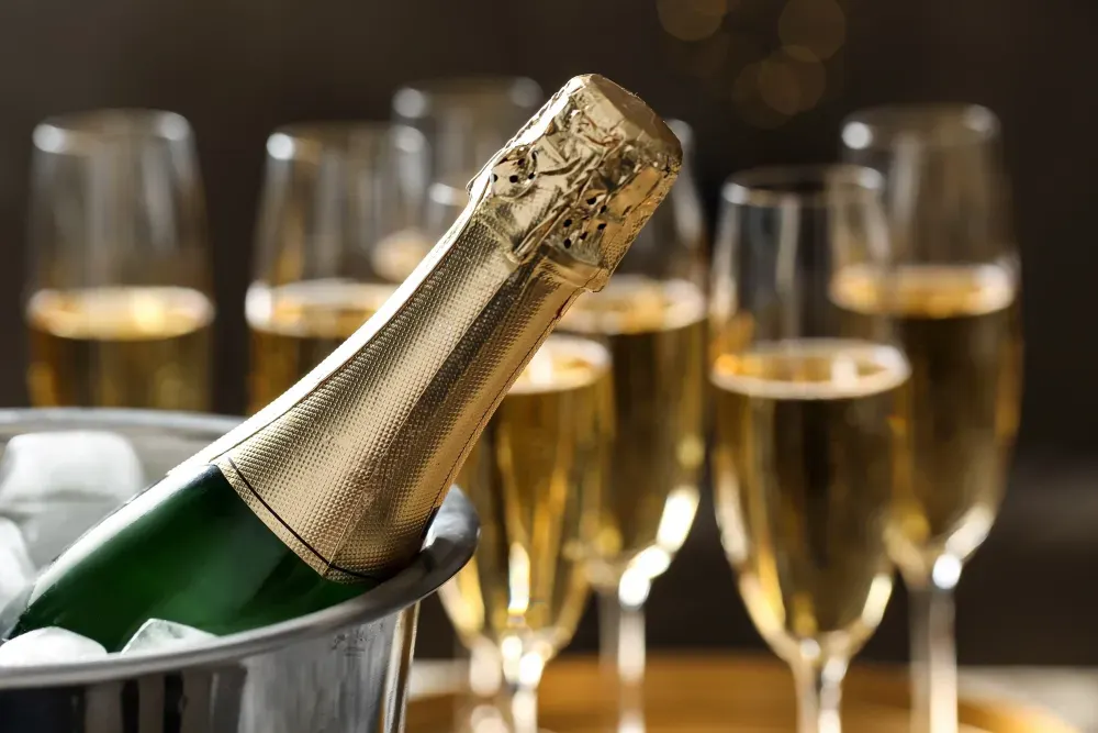 Pour savoir comment ouvrir une bouteille de champagne suivez nos conseils et astuces et devenez un pro de l'ouverture de bouteille de champagne !