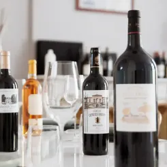 Bouteilles de vins déposées sur la table du salon de l'appartement U'wine