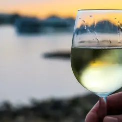 Un verre de vin blanc frais devant le couché du soleil
