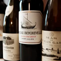 Différentes bouteilles de Bordeaux et Bourgogne