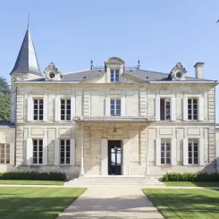 Découvrez chez U'wine les prestigieuses bouteilles de Cheval Blanc, ex-propriété des Hébrard, un héritage d'exception à savourer !