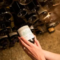 Bouteille de vin sortie de cave
