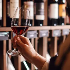 Verre de vin rouge, cave à vin