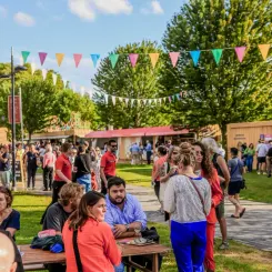 Ambiance au milieu des stands de Bordeaux Fête le Vin