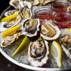 Dans la gastronomie, un mariage mystérieux lie vin et fruits de mer. Une quête sensorielle où océan et vignoble se rejoignent.