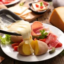Quel vin peut accompagner l'incontournable raclette pour faire chanter votre palais ? Oubliez les règles traditionnelles : du blanc, du rouge, du prosecco !