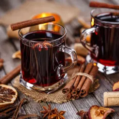 Le vin chaud : boisson réconfortante, elle incarne l'essence même de Noël et porte en elle des souvenirs d'enfance qui réchauffent le cœur !