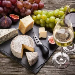 Plateau de fromages : vin rouge et vin blanc