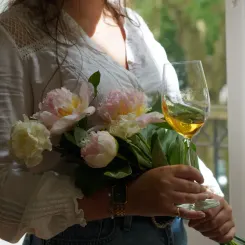Verre de vin blanc et fleurs