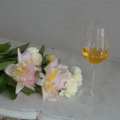 Bouquet de fleur et vin blanc