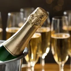 Pour savoir comment ouvrir une bouteille de champagne suivez nos conseils et astuces et devenez un pro de l'ouverture de bouteille de champagne !