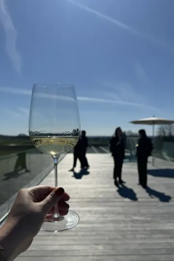 Dégustation vin Petit-Village par l'équipe U'wine