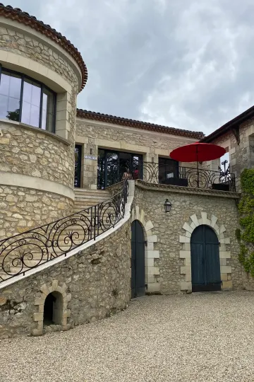 Salle de dégustation du Château Beau-Séjour Bécot