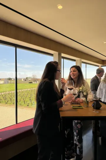Dégustation vin Petit-Village par l'équipe U'wine
