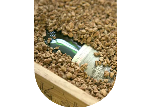 Nos copeaux de liège révolutionnent l'expédition de vos bouteilles, vous garantissant une arrivée en toute sécurité pour Noël.