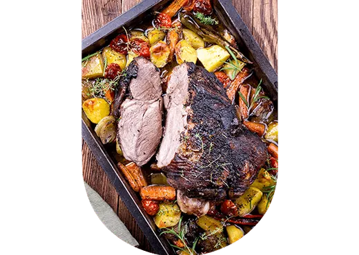 Gigot d’agneau, légumes de saison et vin rouge